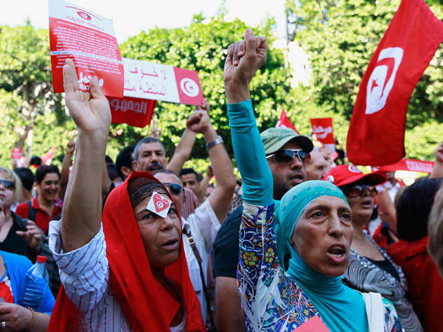 В Тунисе правящая партия исламистов приступила к диалогу с оппозицией после кровопролитных протестов