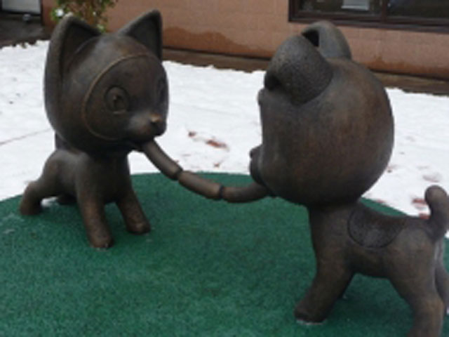 В Новокузнецке появился памятник сосиске дружбы из мультфильма "Котенок по имени Гав"
