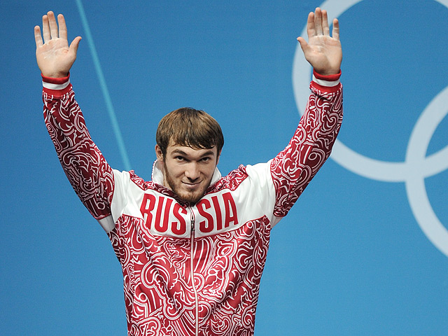 Россиянин Апти Аухадов в весовой категории до 85 кг выиграл золотую медаль чемпионата мира по тяжелой атлетике, который проходит в эти дни в польском городе Вроцлаве
