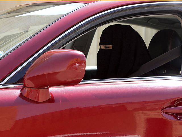 Женщины Саудовской Аравии провели автопробег протеста. Эта страна - единственная, где женщинам запрещено садиться за руль. Многим активисткам накануне звонили с угрозами, и многих это напугало достаточно, чтобы отказаться от участия в акции
