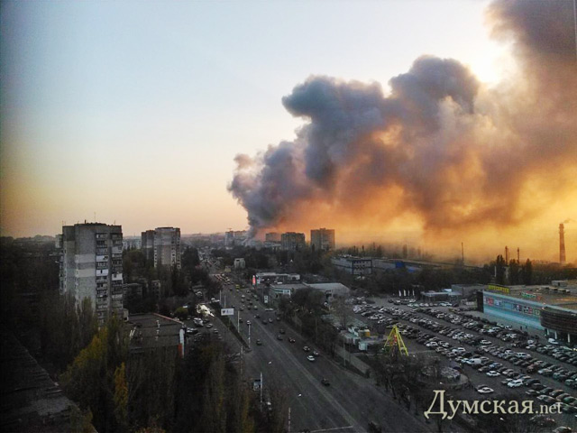 Крупный пожар произошел на рынке строительных материалов "Селянка" в Одессе