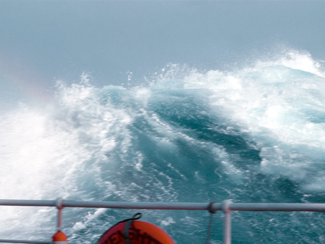 Сильный шторм прогнозируется предстоящей ночью в Охотском море возле Средних Курил в связи с прохождением циклона, под влиянием которого находится Сахалинская область