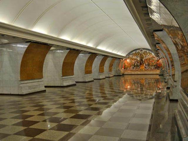 Подозрительные предметы обнаружены на станциях метро "Чеховская" и "Парк победы"