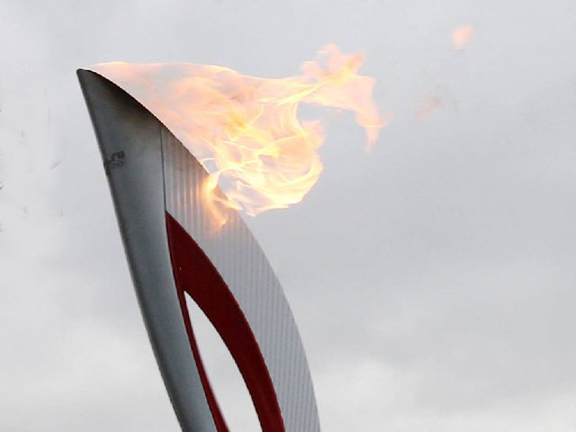 Олимпийский огонь в Петербурге погас в руках министра Мединского 