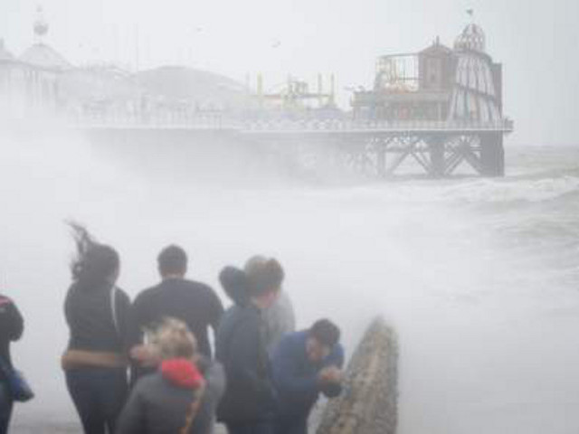 Приближающийся к Великобритании ураган может вызвать сегодня перебои в работе лондонского международного аэропорта Heathrow