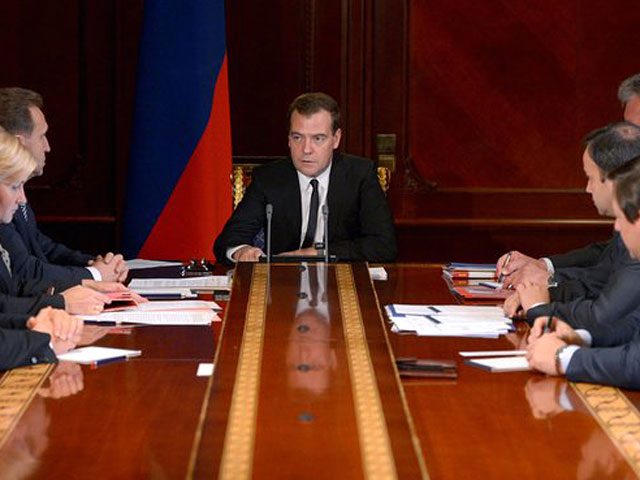 Медведев выделил средства на повышение зарплаты бюджетникам