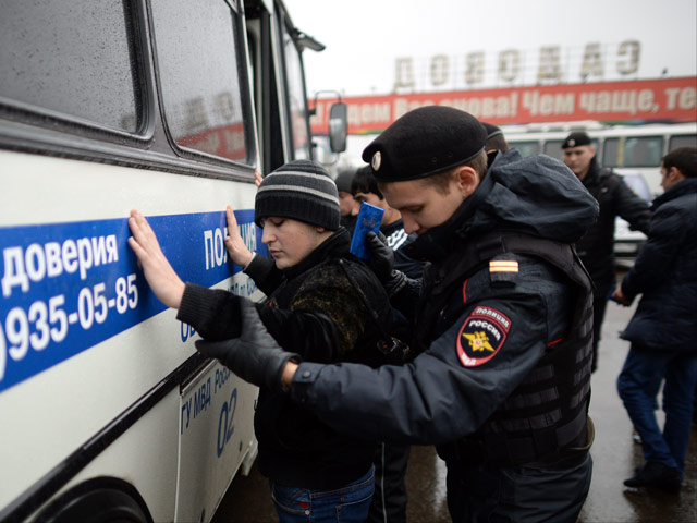 Около тысячи человек были задержаны и доставлены в полицейские участки по итогам рейда на территорию торгового комплекса "Садовод" на юго-востоке Москвы, проводившегося в понедельник