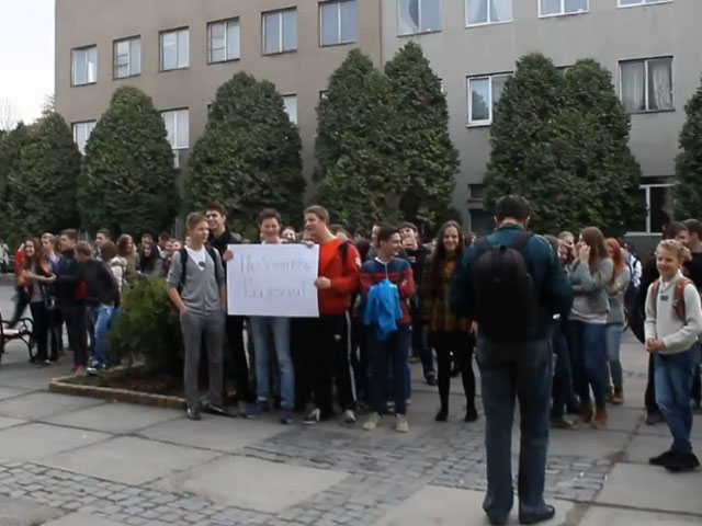Украинские школьники в Ужгороде осаждают мэрию после отмены осенних каникул из-за экономии