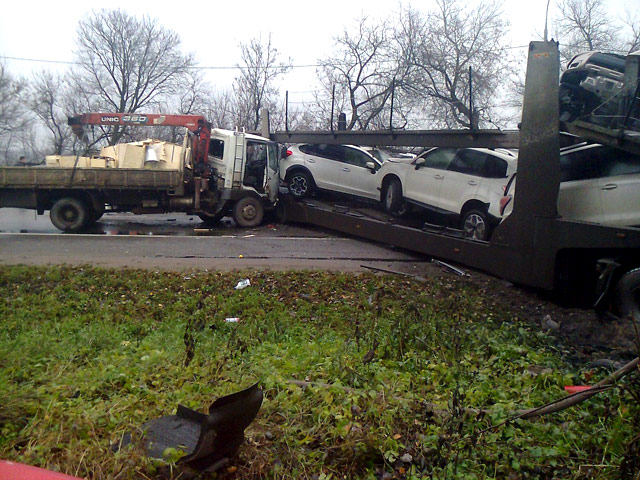 На Ленинградском шоссе произошла крупная авария: четыре грузовика и две легковых машины столкнулись на 85 километре дороги. По предварительным данным, погиб один человек