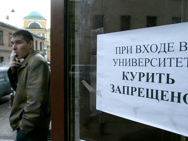 В каждом российском регионе в скором времени появится общественная антитабачная полиция. Бригады будут патрулировать места, где с 1 июня 2013 года, согласно антитабачному закону, курить строго запрещено