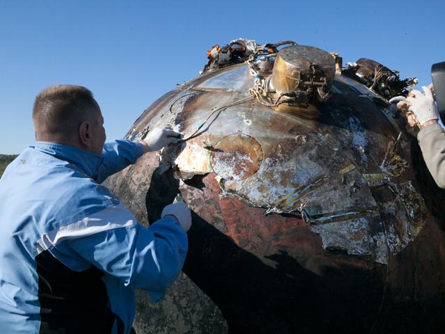 Работы на месте посадки спускаемого аппарата КА "Бион-М" &#8470; 1. (Фото ИМБП РАН), 19 мая 2013 года