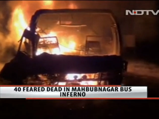 В Индии более 40 человек сгорели в автобусе после столкновения с бензовозом