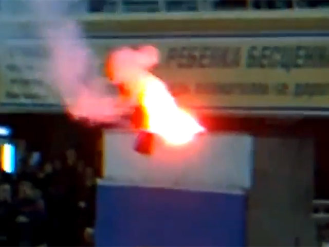 После первого гола Георге Букура в ворота махачкалинцев несколько посетителей стадиона в Краснодаре перед камерами видеонаблюдения демонстративно сожгли флаг Дагестана. "Анжи" требует наказать виновных