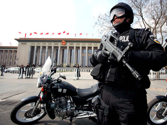 Китайская полиция признала трагический инцидент с гибелью людей на площади Тяньаньмэнь террористическим актом и установила личности совершивших его людей