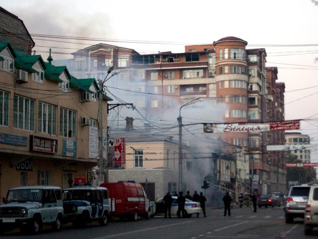 В центре Махачкалы прогремели два взрыва. Первое устройство сработало около 16:35 на углу оживленных улиц в центре столицы Дагестана