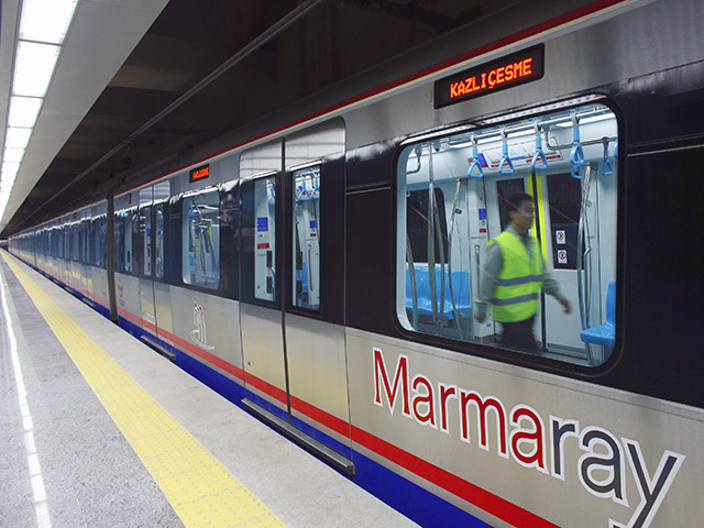 Открытый накануне железнодорожный туннель Мармарай, соединяющий Европу и Азию под проливом Босфор, в первый день работы не справился с нагрузками