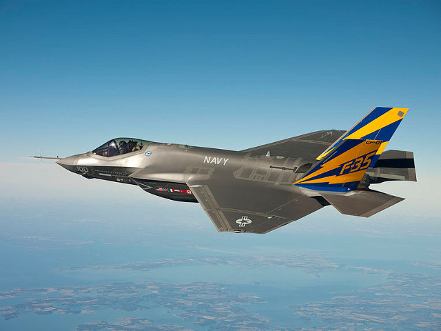 США успешно провели первые испытания истребителя-бомбардировщика пятого поколения F-35 с применением вооружений