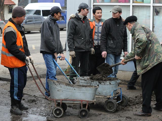 Жесткие меры против мигрантов подорвут экономику городов РФ, предупредил бывший вице-мэр Москвы