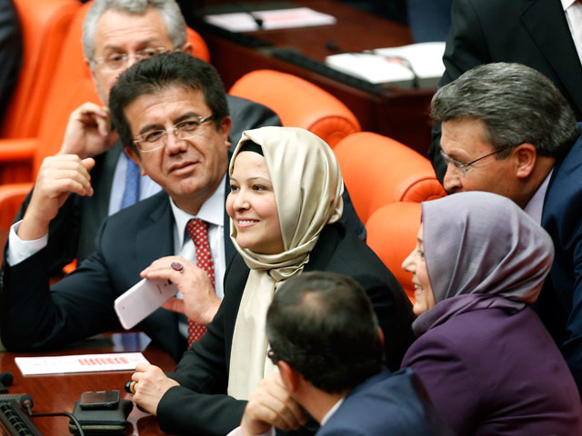 Впервые в истории турецкого парламента женщины-депутаты пришли на заседание в мусульманских платках