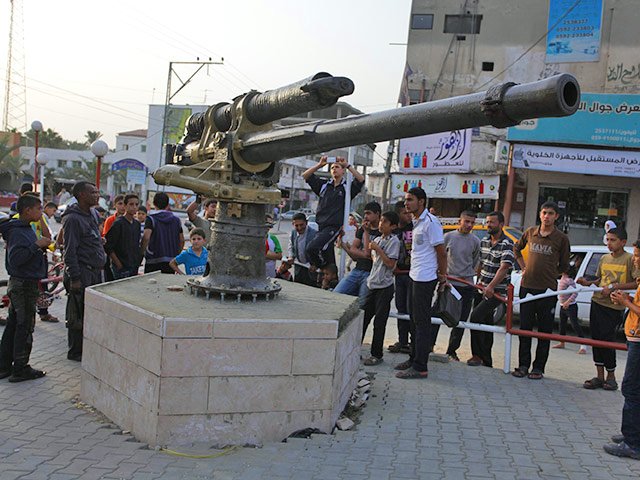 В секторе Газа на въезде в город Дир эль-Балах члены контролирующей регион исламистской группировки "Хамас" накануне установили британскую пушку производства начала XX века