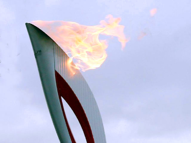 В преддверии "космического" этапа эстафеты Олимпиады в Сочи генеральный директор завода по производству олимпийских факелов может уйти в отставку на фоне скандалов с постоянно потухающим или, наоборот, чересчур сильно горящим Олимпийским огнем