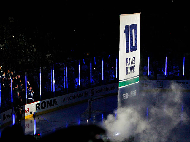 Игровой свитер Павла Буре с фамилией и номером 10, под которым российский хоккеист блестяще выступал за "Ванкувер Кэнакс" в НХЛ, поднят под своды арены "Роджерс Арены"