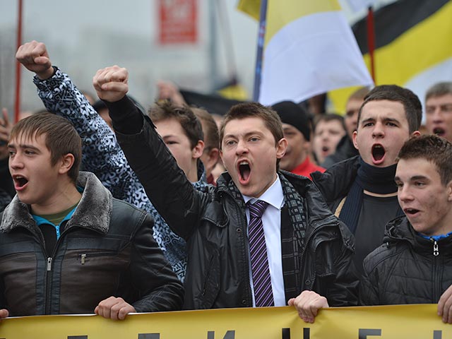 В московский район Люблино стекаются националисты, которым власти разрешили проведение так называемого "Русского марша"