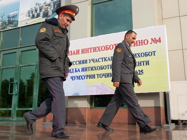Глава МВД Таджикистана, генерал-лейтенант милиции Рамазан Рахимов запретил своим подчиненным, находящимся при исполнении, голосовать на выборах президента республики 6 ноября