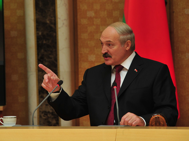 Президент Белоруссии Александр Лукашенко возмущен тем, что его номинировали на премию "Серебряная калоша", церемония вручения которой прошла 31 октября 2013 года