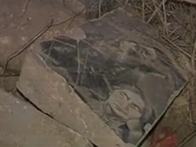 Дорогу одного из бакинских поселков строители проложили из надгробных плит с христианского русско-армянского кладбища "Монтино" в Азербайджане