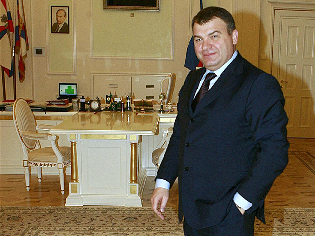 Следственный комитет РФ продлил срок следствия по уголовному делу, напрямую касающемуся бывшего министра обороны Анатолия Сердюкова