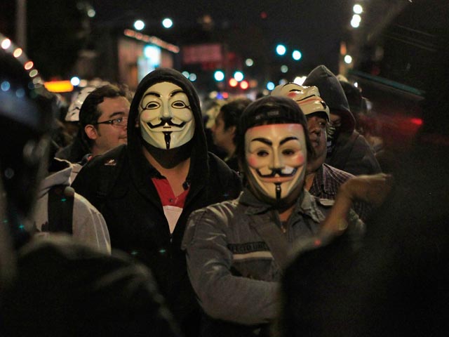 Ночь лидера британских повстанцев Гая Фокса, празднуемая с 5 на 6 ноября, отметилась акциями протеста под названием "Марш миллионов масок", организованными хакерской группой Anonymous в 450 городах мира