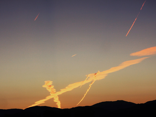 Некоторые жители Лос-Анджелеса и других городов южной части американского штата Калифорния уверены, что в ночь на четверг стали свидетелями необычного явления - падения метеорита