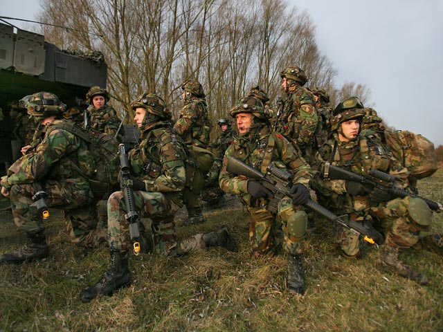 НАТО не боится "российской угрозы", но сформирует новый "молниеносный" батальон у ее границ