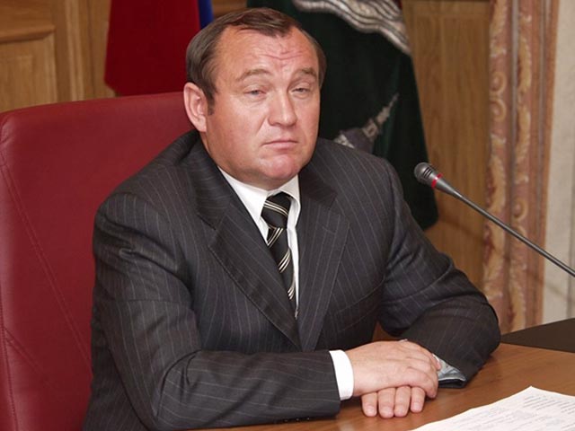 Заместитель мэра столицы по вопросам ЖКХ и благоустройства Петр Бирюков сообщил, что из расчета на убираемую площадь в Москве должно быть около 50 тысяч дворников. На деле же их оказалось гораздо меньше - всего 22 тысячи