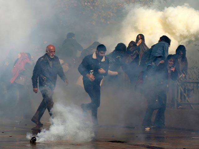 Полиция города Нусайбин на юго-востоке Турции применила против демонстрантов, устроивших митинг против строительства разделительной стены на турецко-сирийской границе, водометы, пластиковые пули и слезоточивый газ