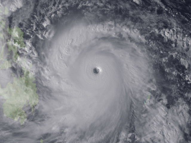 На Филиппины обрушился тайфун "Хайян", чреватый катастрофическими последствиями