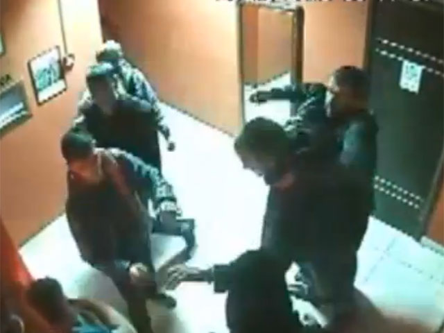 В Иркутске клиент ночного клуба пытался задушить полицейского