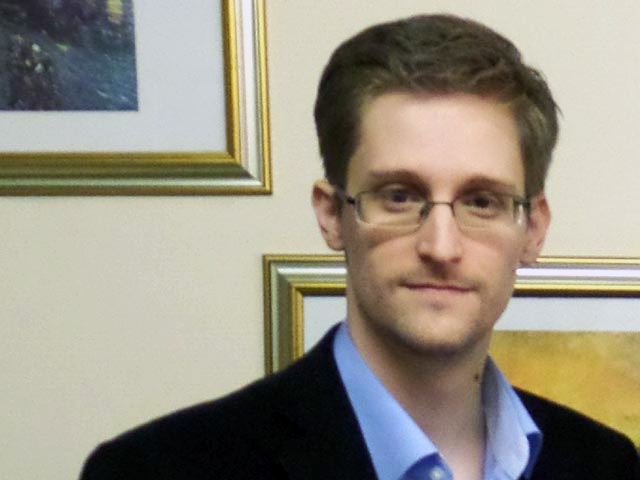 Бывший сотрудник Агентства национальной безопасности Эдвард Сноуден мог убедить от 20 до 25 сотрудников агентства дать ему свои логины и пароли, с помощью которых он добыл секретную информацию