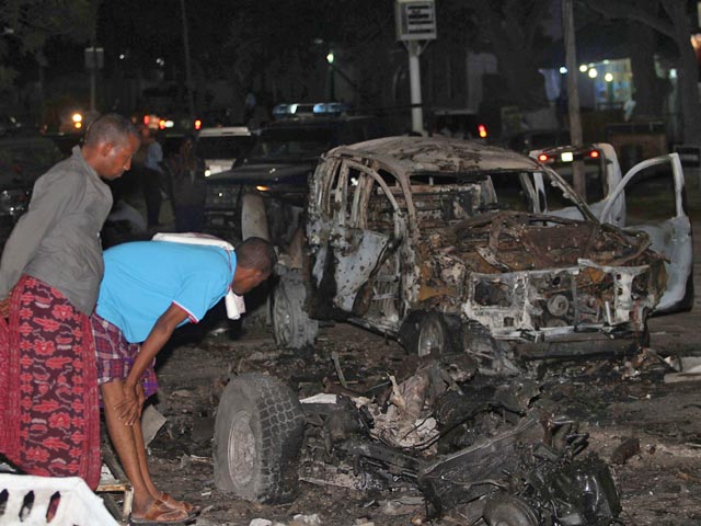 По меньшей мере, шесть человек погибли в результате взрыва бомбы, заложенной в автомобиле рядом с отелем в столице Сомали