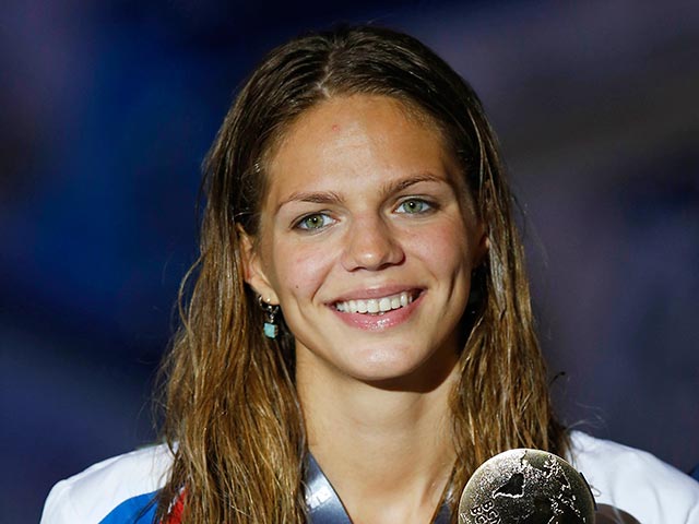 Россиянка Юлия Ефимова выиграла золотую медаль на дистанции 50 метров брассом, побив мировой рекорд на седьмом этапе Кубка мира, который проходит в Токио
