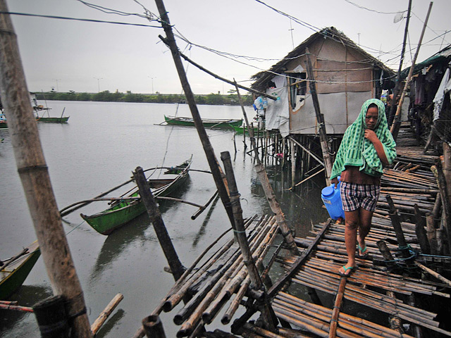 Еврокомиссия (ЕК) выделила три миллиона евро экстренной помощи пострадавшим от тайфуна "Хайян" Филиппинам
