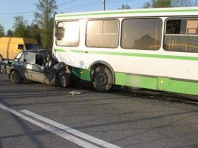 В воскресенье в 17:35 произошло ДТП по адресу: г. Выборг, Петровская площадь. В результате лобового столкновения легкового автомобиля Subaru с рейсовым автобусом 12 Scania погиб водитель Subaru, а также получили травмы семь пассажиров автобуса