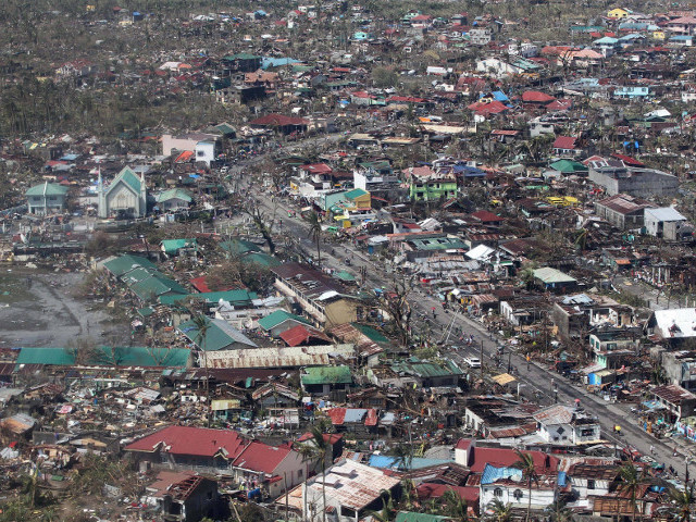 Центральные филиппинские власти на утро понедельника официально подтверждают гибель примерно 700 человек после прохождения самого сильного в этом году супертайфуна "Хайянь"