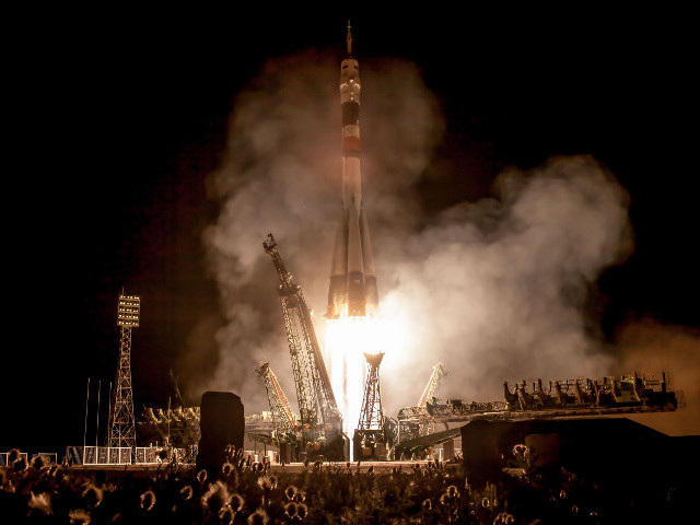 Ракета-носитель "Протон-М" с разгонным блоком "Бриз-М" и спутником двойного назначения "Радуга-1М" стартовала с космодрома Байконур