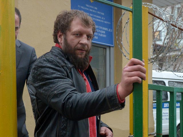 Александр Емельяненко у здания ОВД Даниловского района Москвы, 24 октября 2013 года