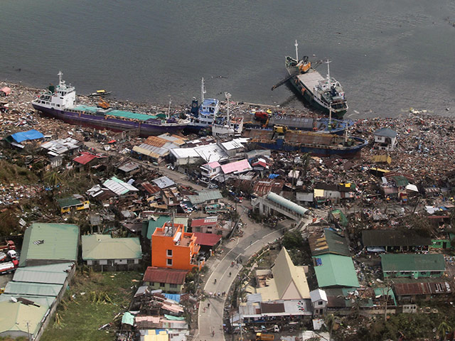 В результате обрушившегося на Филиппины тайфуна "Хайян" из тюрьмы, расположенной в городе Таклобан, сбежали заключенные