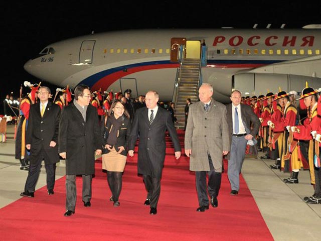 Президент РФ Владимир Путин накануне вечером прибыл с официальным визитом в Республику Корея