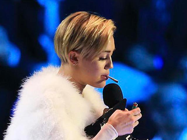 Полиция Нидерландов начала расследование по факту выходки певицы Майли Сайрус на вручении наград MTV Europe Music Awards в Амстердаме, во время которого она якобы выкурила самокрутку с марихуаной