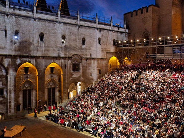 Специальная программа нескольких российских театров станет частью международного фестиваля Avignon IN, сообщила представитель министерства культуры Софья Апфельбаум на практическом семинаре "Как проехать на Avignon OFF" в Союзе театральных деятелей в Моск
